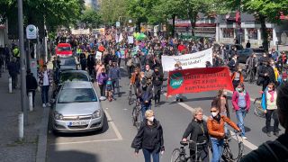 Mehrere Tausend Menschen sind am Pfingstsonntag gegen die Wohnungspolitik in Berlin auf die Straße gegangen. Quelle: rbb/Florian Dietz