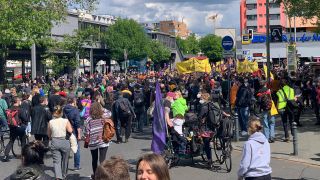 Mehrere Tausend Menschen sind am Pfingstsonntag gegen die Wohnungspolitik in Berlin auf die Straße gegangen. Quelle: rbb/Florian Dietz