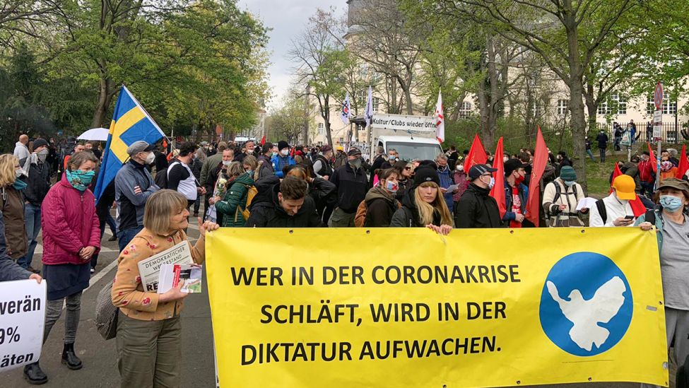 In Lichtenberg demonstriert am 01.05.2021 die Querdenker-Bewegung (Bild: rbb/Sundermayer)