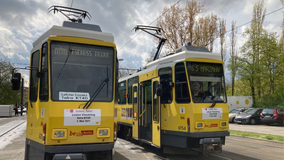 Zwei Tatra-Straßenbahnen stehen am 07.05.2021 in der Nähe der Haltestelle Landsberger Allee/Petersburger Straße. (Reporterbild: rbb/N.Donath)