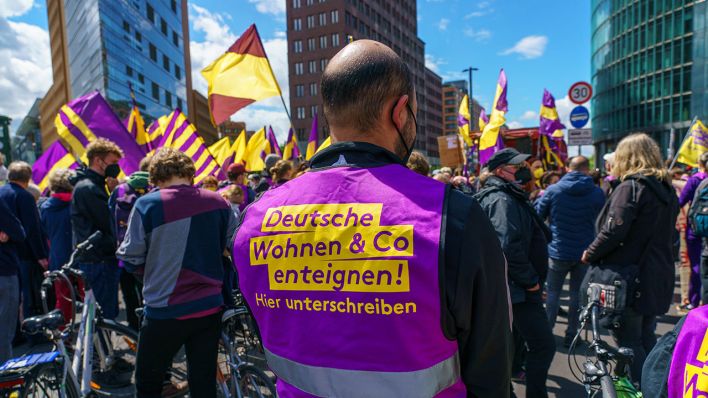 Auf dem Rücken eines Demonstranten ist zu lesen "Deutsche Wohnen & Co enteignen" (Quelle: Sulupress.de/Marc Vorwerk)