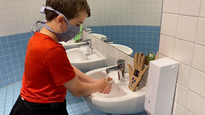 Eine Schülerin wäscht sich in der Klax Schule die Hände und nutzt den Handwaschtimer als Hilfe (Bild: Klax Schule)