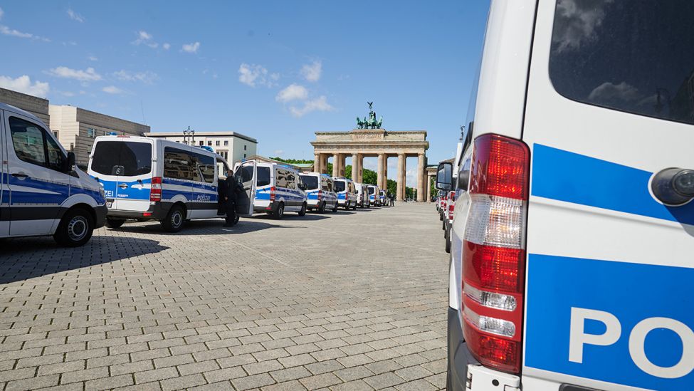 Viele Polizeifahrzeuge stehen vor dem Brandenburger Tor. Mehrere Demonstrationen wurden am Pfingstwochenende verboten, unter anderem der Protest gegen die Corona-Maßnahmen. (Quelle: dpa/A. Riedl)
