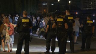 Einsatzkräfte der Polizei räumen den Berliner Monbijoupark nach einer Party