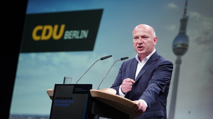 Kai Wegner (CDU), Bundestagsabgeordneter, spricht beim Parteitag des Berliner CDU-Landesverbands im Estrel Hotel. (Quelle: dpa/Jörg Carstensen)