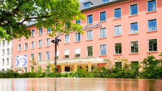 Die Fassade der Zentrale der börsennotierten Wohnungsgesellschaft Deutsche Wohnen SE in Berlin spiegelt sich in einer nassen Tischtennisplatte. (Quelle: dpa/Christoph Soeder)