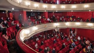 Besucher im Deutschen Theater warten im Mai 2021 auf den Beginn der Premiere von "Goodyear", inszeniert von René Pollesch. (Quelle: dpa/Paul Zinken)