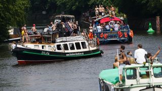 20.06.2021: Auf dem Berliner Landwehrkanal findet eine Demonstration mit Booten aus Protest gegen das Tanzverbot im Freien statt (Quelle: dpa/Jörg Carstensen)