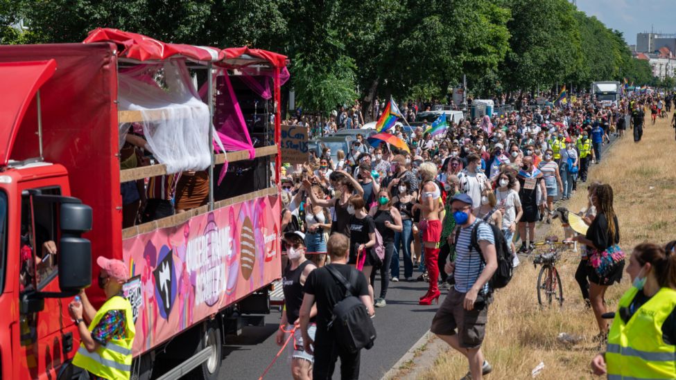 Teilnehmer der "CSD Berlin Pride" gehen als Sterndemo durch Berlin in Richtung Alexanderplatz. (Quelle: dpa/Christophe Gateau)