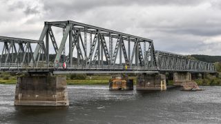 Die marode Eisenbahnbrücke "Europabrücke" über den deutsch-polnischen Grenzfluss Oder nahe Neurüdnitz im Oderbruch (Brandenburg) (Quelle: dpa/Patrick Pleul)