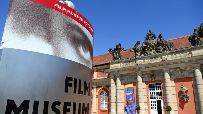 Das übergroße Auge der österreichischen Schauspielerin Gerda Maurus ist während der Vorbesichtigung der Ausstellung "40 Jahre Filmmuseum Potsdam“ vor dem Museumseingang zu sehen. (Quelle: dpa/Soeren Stache)