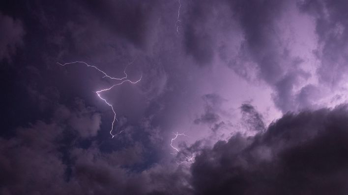 Blitze eines Gewitters vor einem wolkenverhangenen Himmel, Symbolbild (Quelle: Jan Eifert)