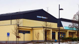 Das Kulturhaus mit angrenzender Sporthalle nahe dem Bahnhof Am Bürgerpark. (Quelle: dpa/Soeren Stache)
