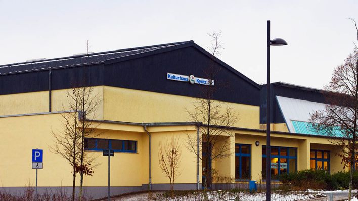 Das Kulturhaus mit angrenzender Sporthalle nahe dem Bahnhof Am Bürgerpark. (Quelle: dpa/Soeren Stache)