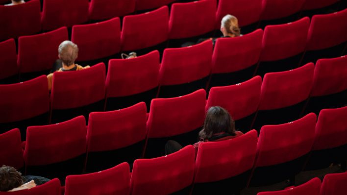 Ein paar wenige Besucher verteilen sich in einem Kinosaal, Archivbild (Quelle: DPA/Daniel Reinhardt)