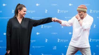Regisseurin Maria Speth und der Protagonist Dieter Bachmann kommen auf der Museumsinsel zur Vorführung des Film "Herr Bachmann und seine Klasse" zum Open Air Cinema im Rahmen der Berlinale (Quelle: AFP/Stefanie Loos)