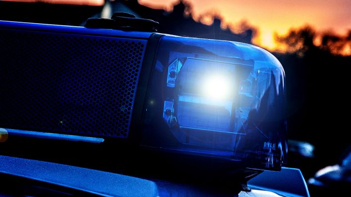 Auf dem Dach eines Polizeiwagens leuchtet ein Blaulicht (Quelle: Fotostand/K. Schmitt)