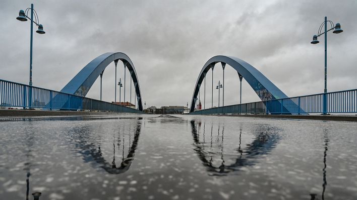 Der deutsch-polnische Grenzübergang Stadtbrücke zwischen dem polnischen Slubice und Frankfurt an der Oder (Quelle: DPA/Patrick Pleul)