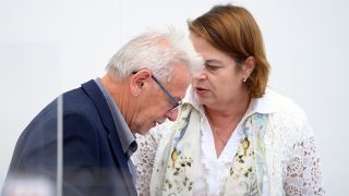 Die AfD-Politiker Kathleen Muxel und Rolf-Peter Hooge unterhalten sich während der 19. Sitzung des Brandenburger Landtages (Bild: dpa/Soeren Stache)