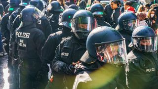 Symbolbild: Polizeieinsatz bei Demo in Berlin (Quelle: dpa/Vladimir Menck)