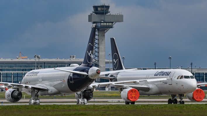 Passagierflugzeuge der Fluggesellschaft Lufthansa stehen auf dem Areal des Hauptstadtflughafens Berlin-Brandenburg (BER) abseits der Start- und Landebahn. Quelle: Patrick Pleul/dpa