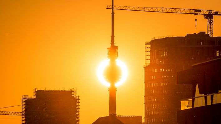 Die Sonne geht hinter dem Fernsehturm unter. (Quelle: dpa/Christophe Gateau)
