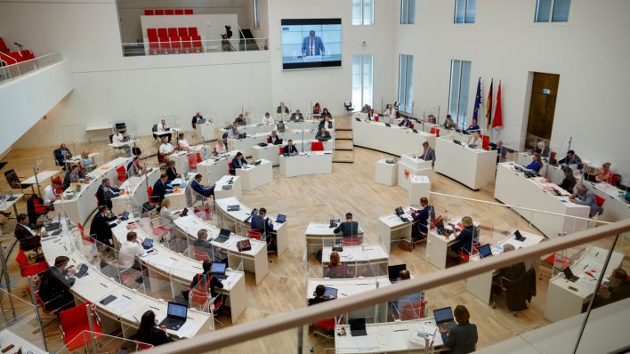 Abgeordnete nehmen am 16. Juni 2021 an dem ersten Tag der Sitzung des Landtags in Brandenburg teil