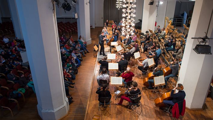 Archivbild: Dirigenten Howard Griffiths leitet am 14.11.2014 das Brandenburgische Staatsorchester bei einer Probe in der Konzerthalle in Frankfurt (Oder) (Bild: dpa/Patrick Pleul)