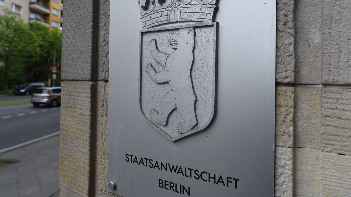 Ein Schild mit der Aufschrift "Staatsanwaltschaft Berlin" steht am Eingang des Kriminalgerichts Moabit. (Quelle: dpa/Sven Braun)