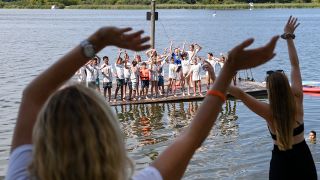 Kinder und Jugendliche springen in der Ferienanlage am Beetzsee in das Wasser. (Quelle: dpa/Jens Kalaene)
