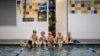 Kinder erhalten Schwimmunterricht (Quelle: dpa)