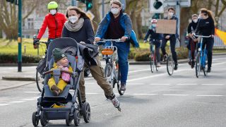Klimaaktivisten demonstrieren in Form einer Fahrraddemo. (Quelle: dpa/Rupert Oberhäuser)