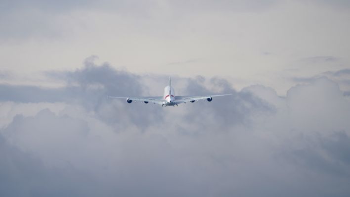 Symbolbild: Ein Airbus A380 der Fluggesellschaft Emirates startet vom Airbus-Werksgelände in Finkenwerder. (Quelle: dpa/Marcus Brandt)