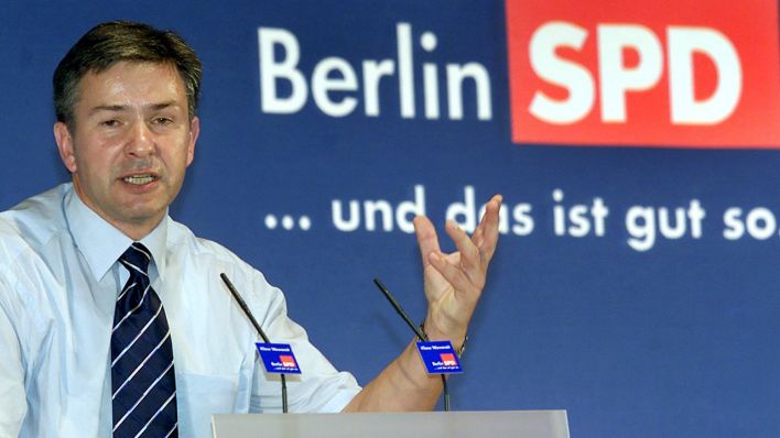 Archivbild: Gestikulierend hält der damals Regierende Bürgermeister Klaus Wowereit auf dem Landesparteitag der SPD in Berlin eine Rede. (Quelle: dpa/Wolfgang Kumm)
