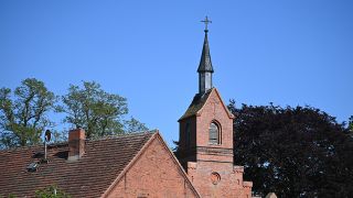 Symbolbild: Eine Kirche in Brandenburg (Quelle: dpa/Soeren Stache)