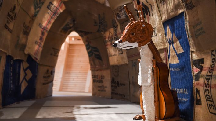 Ein selbst gebastelte Fuchsfigur sitzt im ANOHA. Demnächst eröffnet die Kinderwelt ANOHA im Jüdischen Museum Berlin für junge Besucherinnen und Besucher im Kita- und Grundschulalter. (Quelle: dpa/Kira Hofmann)
