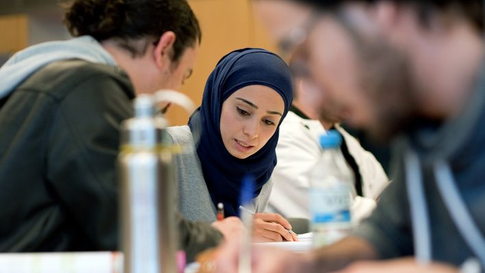 Symbolbild: Eine Frau nimmt am Refugee Teachers Program an der Universität Potsdam teil. (Quelle: dpa/Klaus-Dietmar Gabbert)