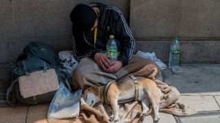 Eine Obdachlose Person mit einer Flasche Wasser in der Hand (Quelle: dpa/Velar Grant)