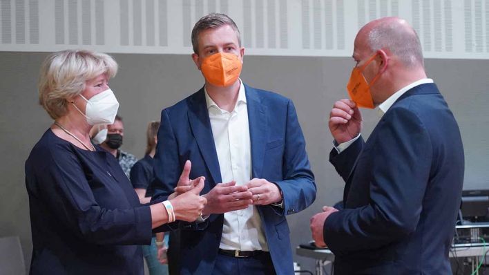 Monika Grüttters, Stefan Evers und Kai Wegner unterhalten sich beim Parteitag des Berliner CDU-Landesverbands (Quelle: dpa/Jörg Carstensen)