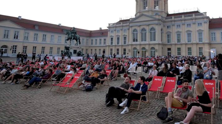 Berlinale-Zuschauer im Hof am Schloss Charlottenburg (Quelle: POOL AP/Michael Sohn)