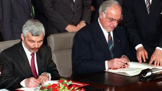 Bielecki (l) und Helmut Kohl bei der Unterzeichnung des deutsch-polnischen Nachbarschaftsvertrags in Bonn. (Quelle: dpa/Tim Brakemeier)