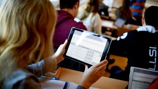 Eine Schülerin nutzt im Unterricht ein iPad (Bild: dpa/Britta Pedersen)