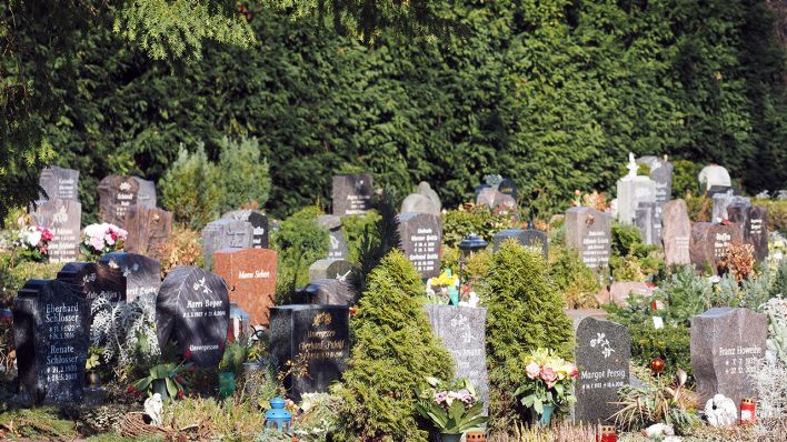 Symbolbild: Grabsteine auf einem Brandenburger Friedhof. (Quelle: dpa/S. Stache)