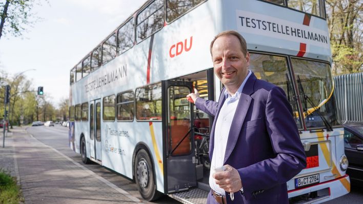 Archivbild: Thomas Heilmann (CDU), Bundestagsabgeordneter, steht vor einem Bus, in dem sich eine Corona-Teststelle befindet. (Quelle: dpa/J. Carstensen)