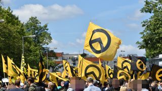Archivbild: Anhänger der rechtsradikalen «Identitären Bewegung» stehen mit Fahnen auf der Brunnenstraße in Berlin Mitte. (Quelle: dpa/P. Zinken)