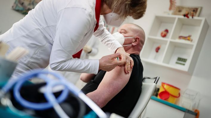 Ein Mann erhält in einer Arztpraxis eine Corona-Impfung mit dem Impstoff von AstraZeneca. (Quelle: dpa/Hannibal Hanschke)