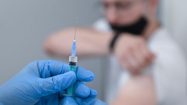 Symbolbild: Impfung einer Pflegekraft. (Quelle: dpa/M. Bilnov)