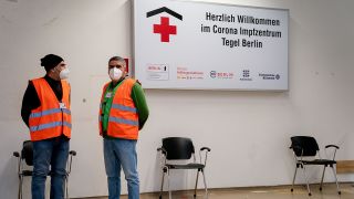 Helfer warten auf Patienten im vierten Impfzentrum in Berlin, das im Terminal C des ehemaligen Flughafens Tegel gelegen ist. (Quelle: dpa/K. Nietfeld)