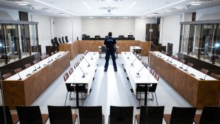 Ein Justizbeamter steht im neuen Sicherheitssaal im Kriminalgericht Moabit. (Quelle: dpa/Christophe Gateau)