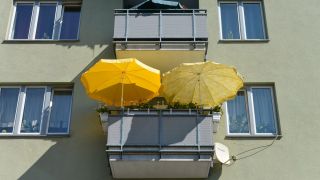 Ein Balkon mit zwei Sonnenschirmen im Bezirk Berlin-Pankow. Quelle: dpa/Joko